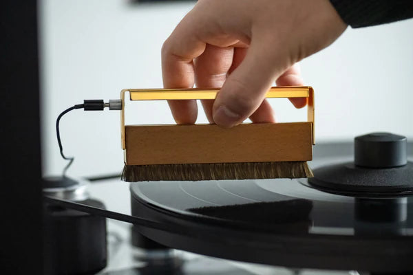 Pro-Ject Brush It Premium Anti-Static Carbon Fibre Record Brush with Ground Wire